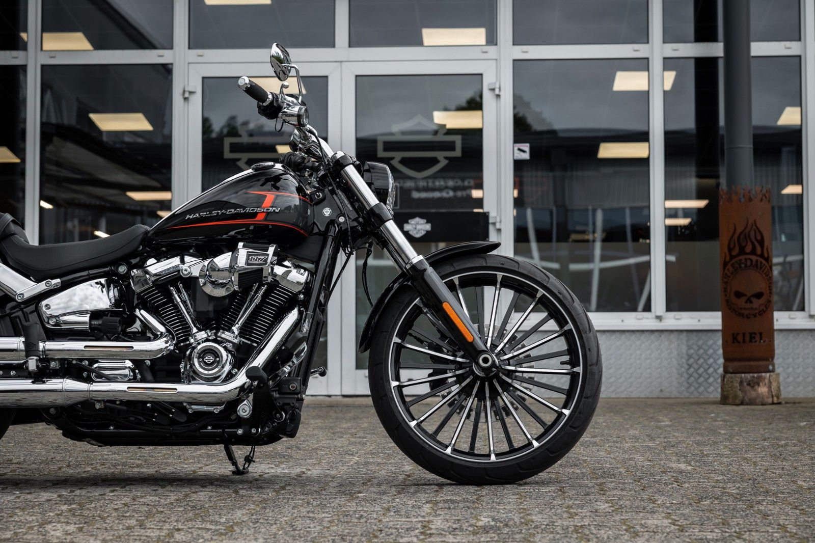 Fahrzeugabbildung Harley-Davidson FXBR Breakout 117 cui -Jekill & Hyde -