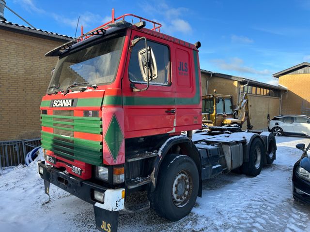 Scania 113 H / 6x2 /  / Blatt-Blatt