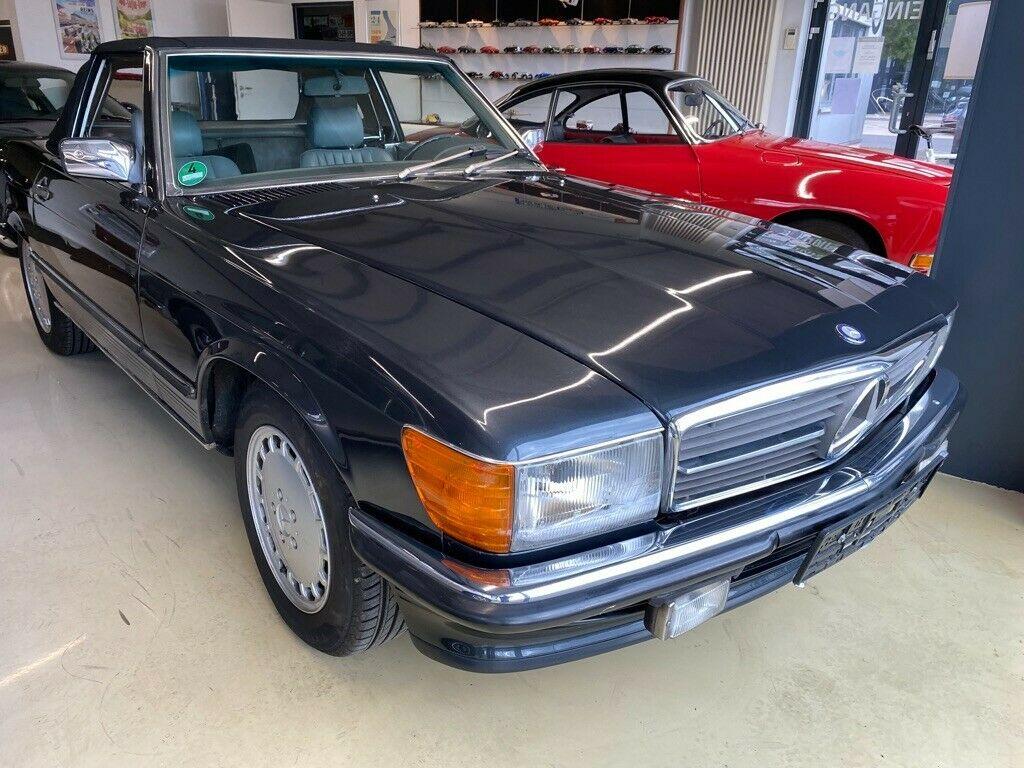 Mercedes-Benz 300 SL R 107