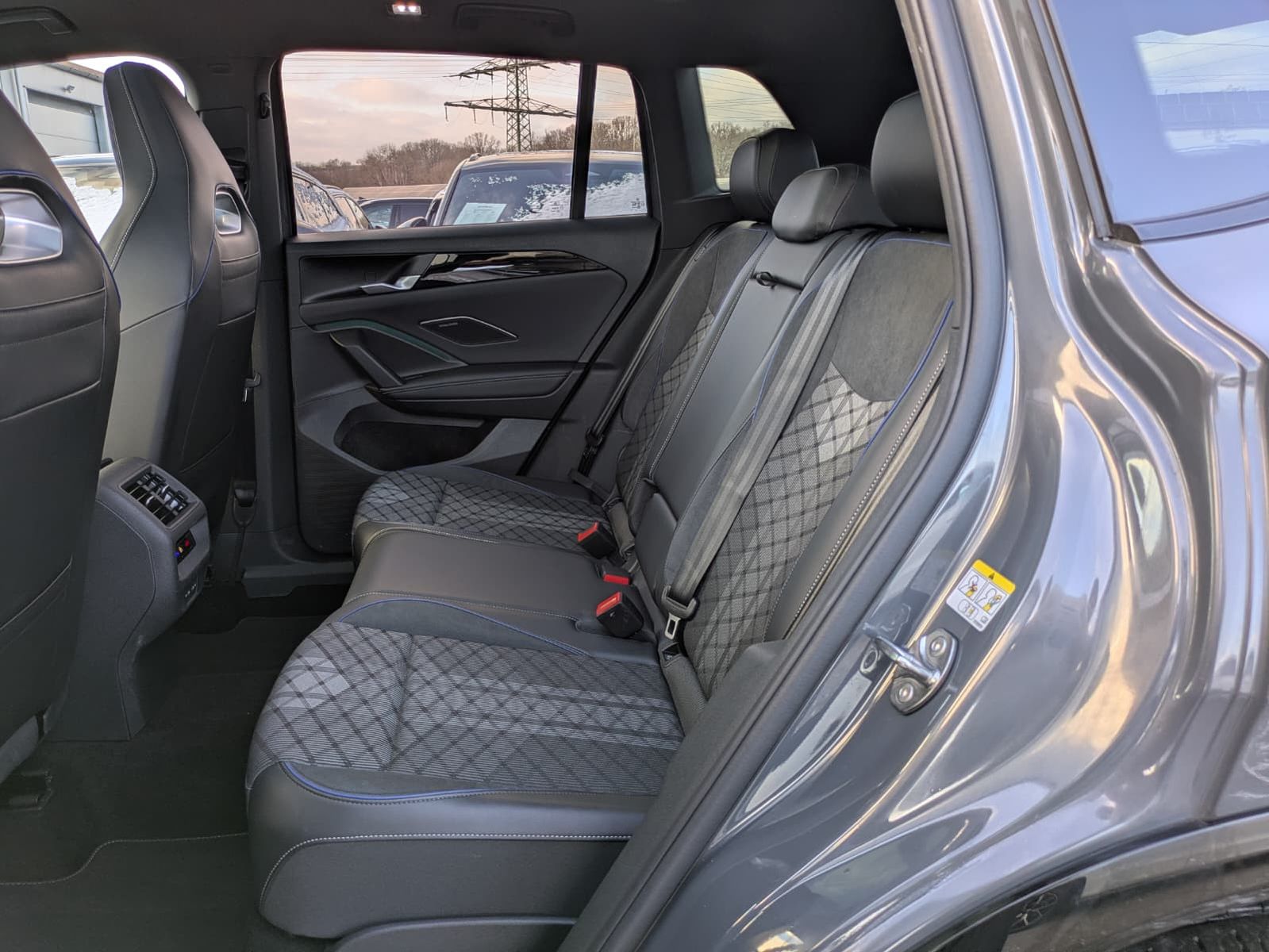 Fahrzeugabbildung Volkswagen Tiguan 2.0 TDI R-Line 4M Pano*Black*Matrix*AHK