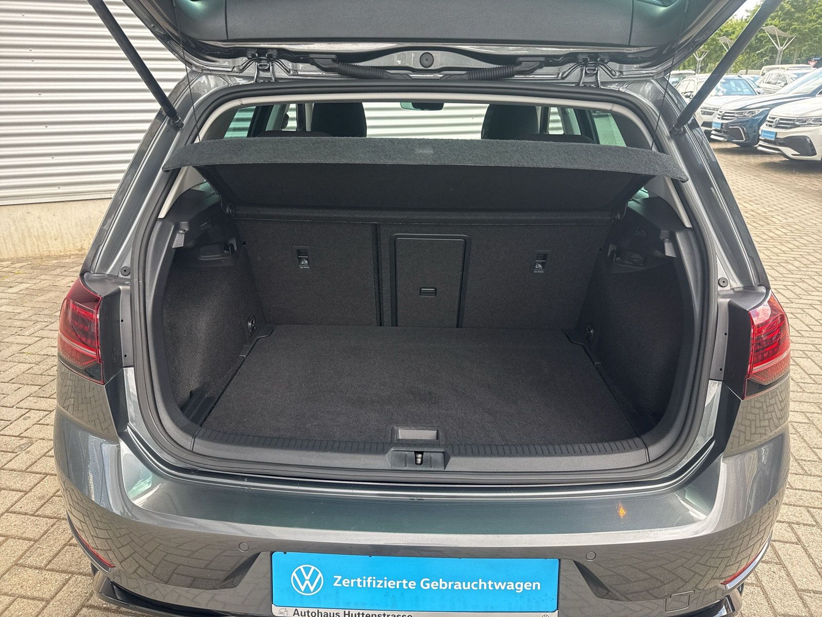 Fahrzeugabbildung Volkswagen Golf VII 1.5 TSI DSG R-Line LED NAVI SHZ ACC