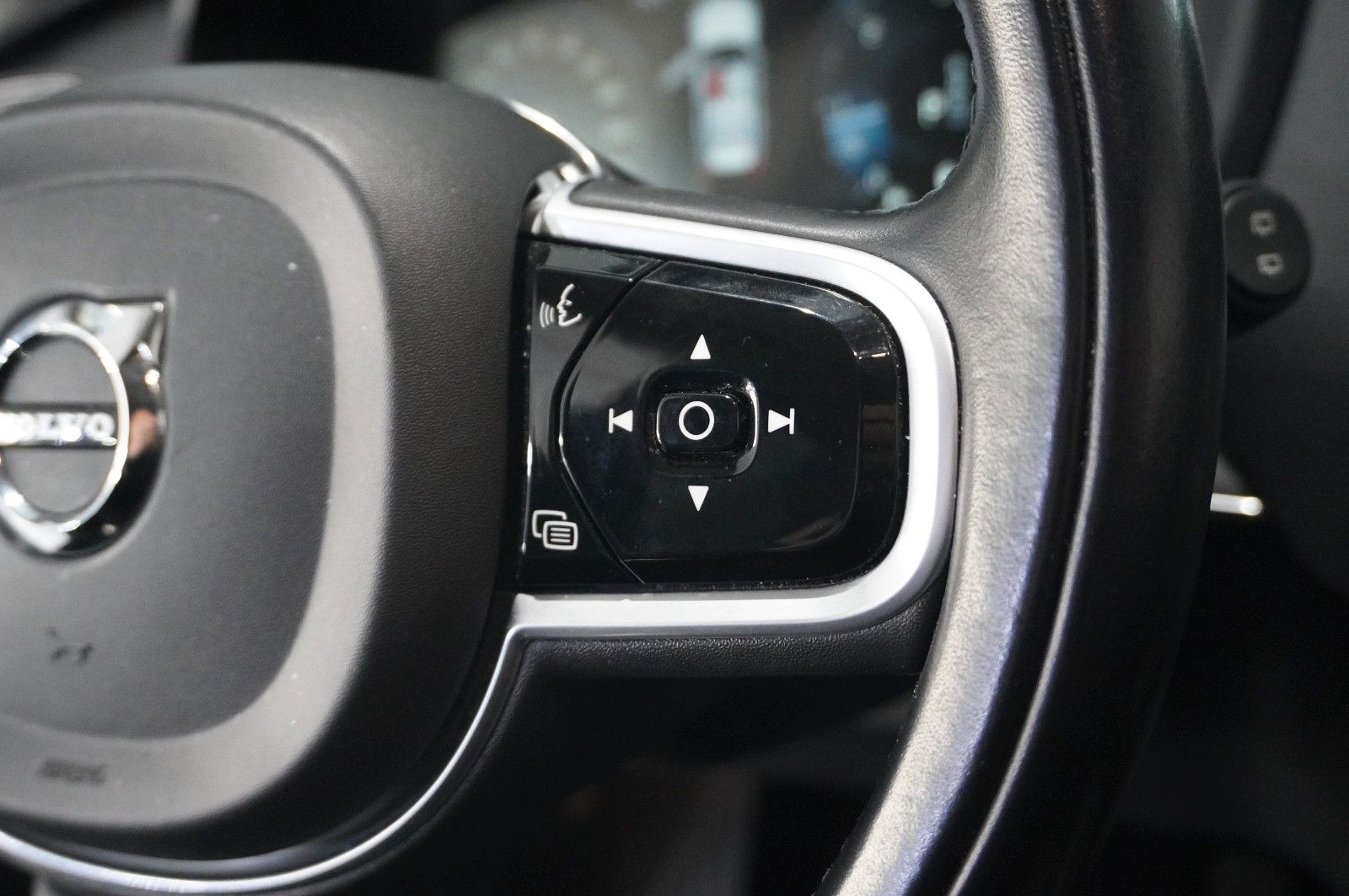 Fahrzeugabbildung Volvo XC 90 B5 D MOMENTUM PRO NAVI/LED/VIRTU/LEDER/AHK