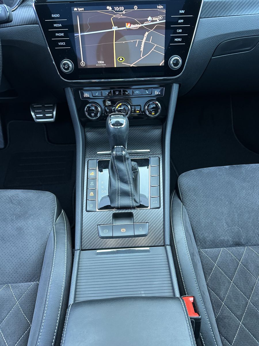 Fahrzeugabbildung SKODA Superb Sportline iV NAV+LED+AHK+PANO+CANTON+19ZO