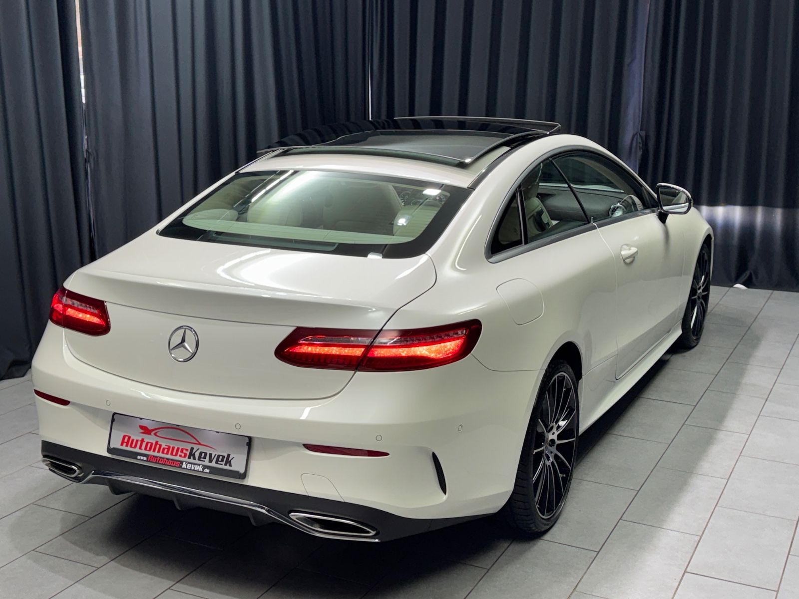 Fahrzeugabbildung Mercedes-Benz E 300 Coupe|AMG-LINE|WIDE-SCREEN|PANO|DESIGNO|