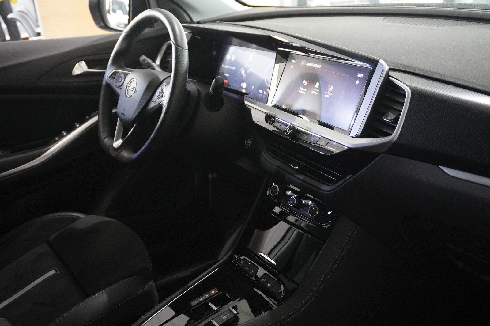 Fahrzeugabbildung Opel Grandland (X) 1.6T GSe HYBRID 4X4 NAVI/LED/SPORT