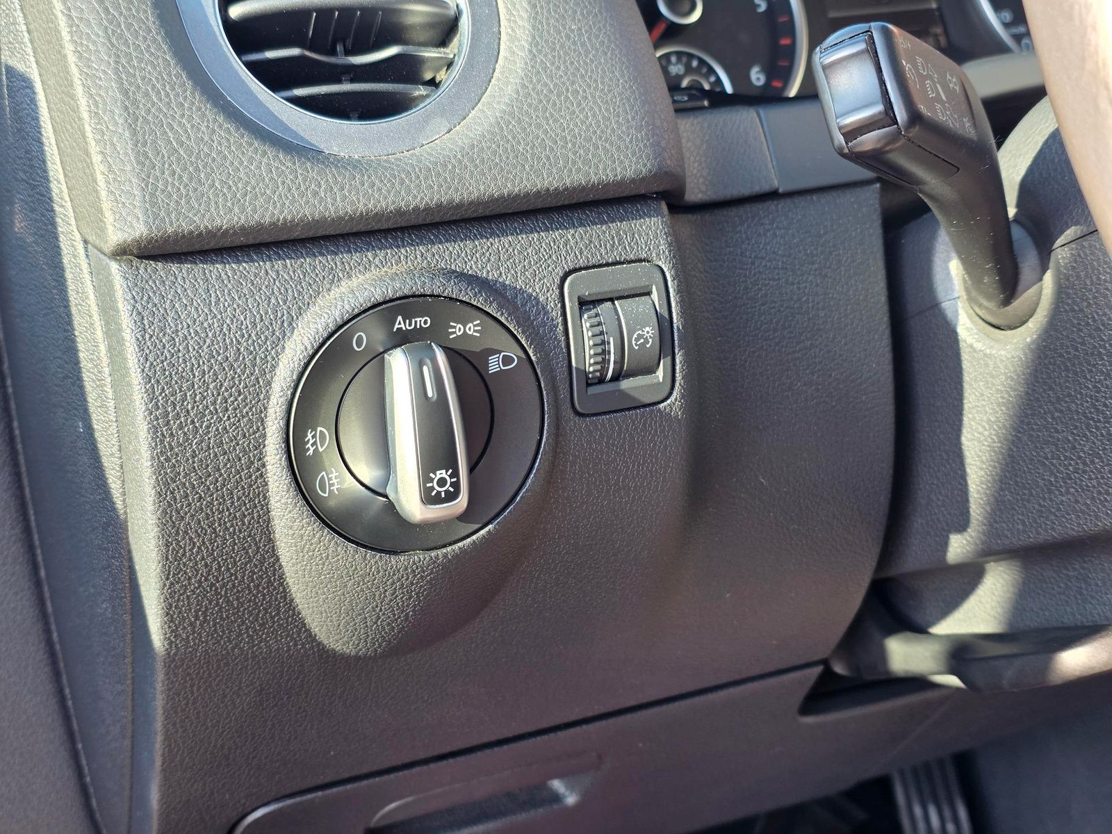 Fahrzeugabbildung Volkswagen Tiguan 2.0 TDI 4x4/Bi-Xenon/Navi/Pano/Ahk