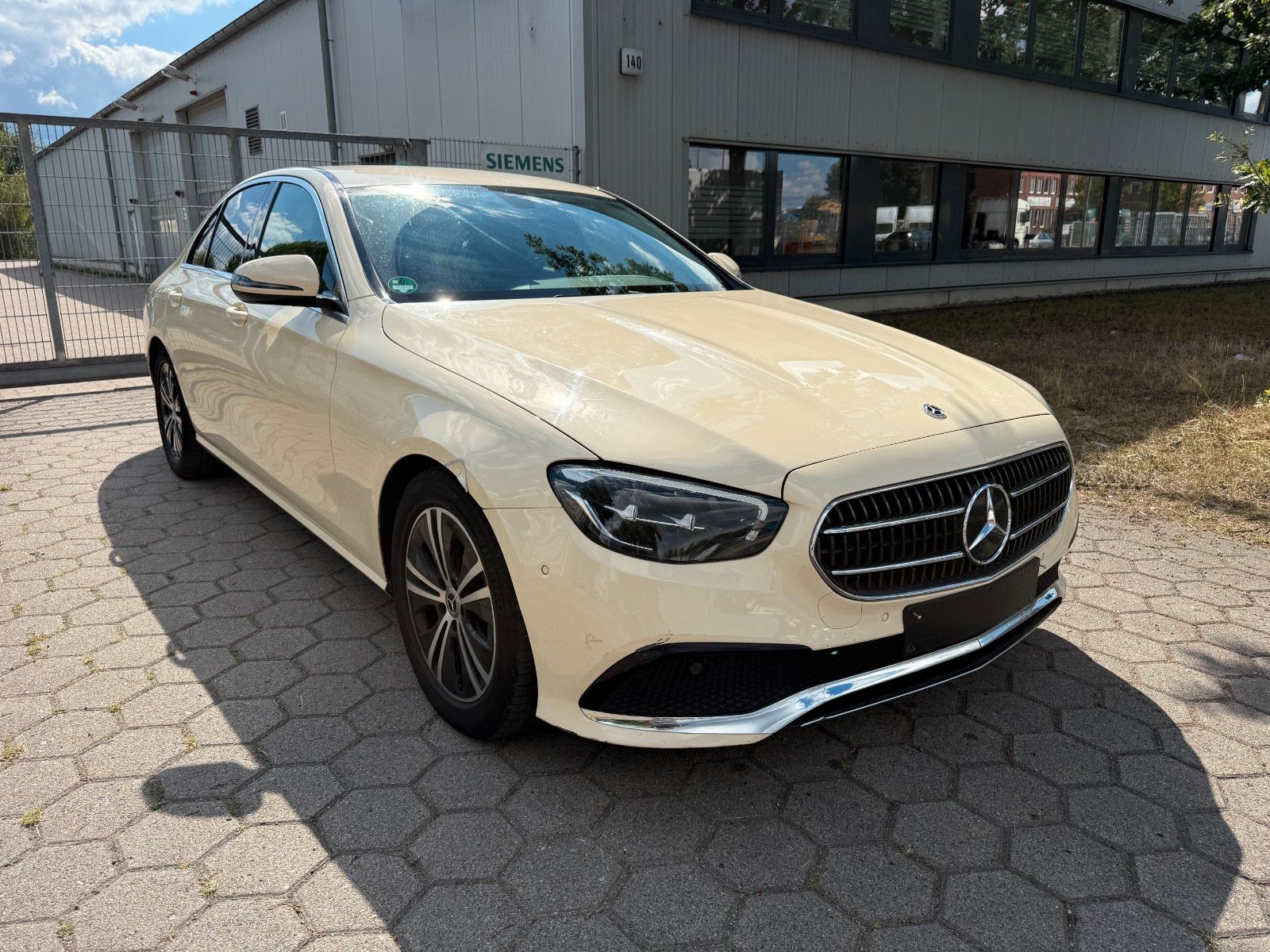 Mercedes-Benz E 220d-Limousine-Avantgarde-MBUX-Navi-Kamera
