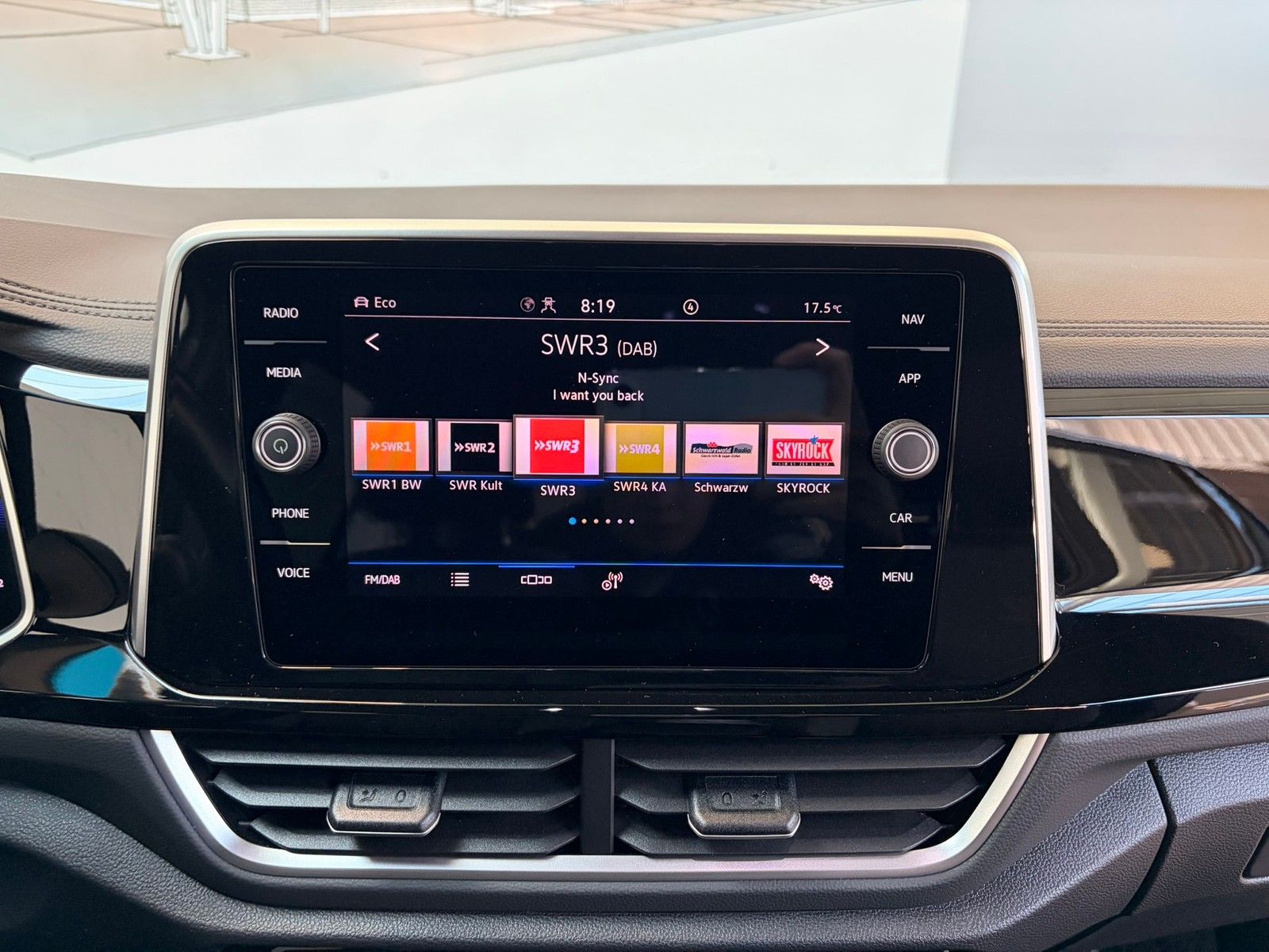 Fahrzeugabbildung Volkswagen T-Roc R-Line 1,5 TSI DSG +ACC +LED +AHK +ParkAss