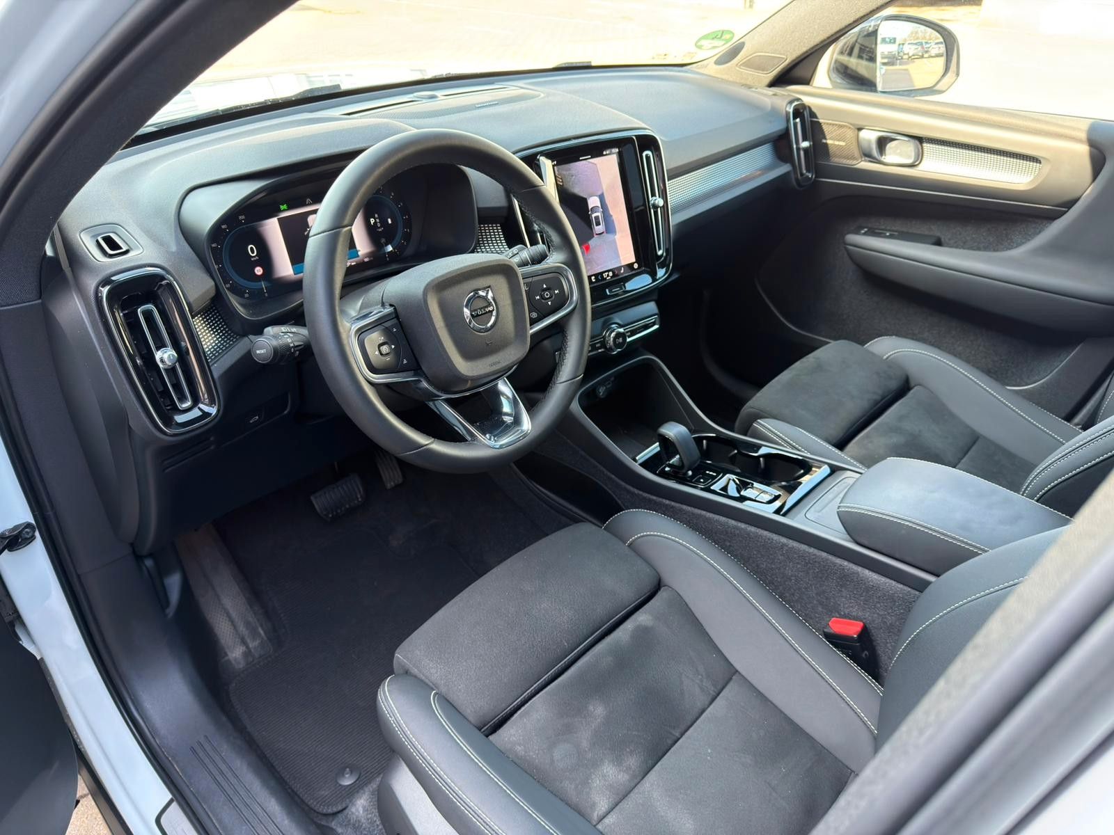 Fahrzeugabbildung Volvo XC40 B4 AWD Ultimate Dark*PANO*STDHZG*360°*ACC