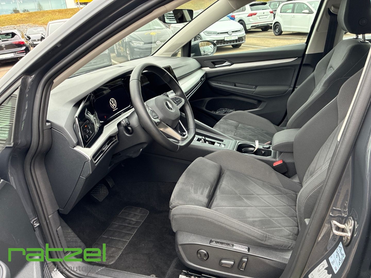 Fahrzeugabbildung Volkswagen Golf VIII Life 2.0 TDI DSG ACC Navi LED Travel/L