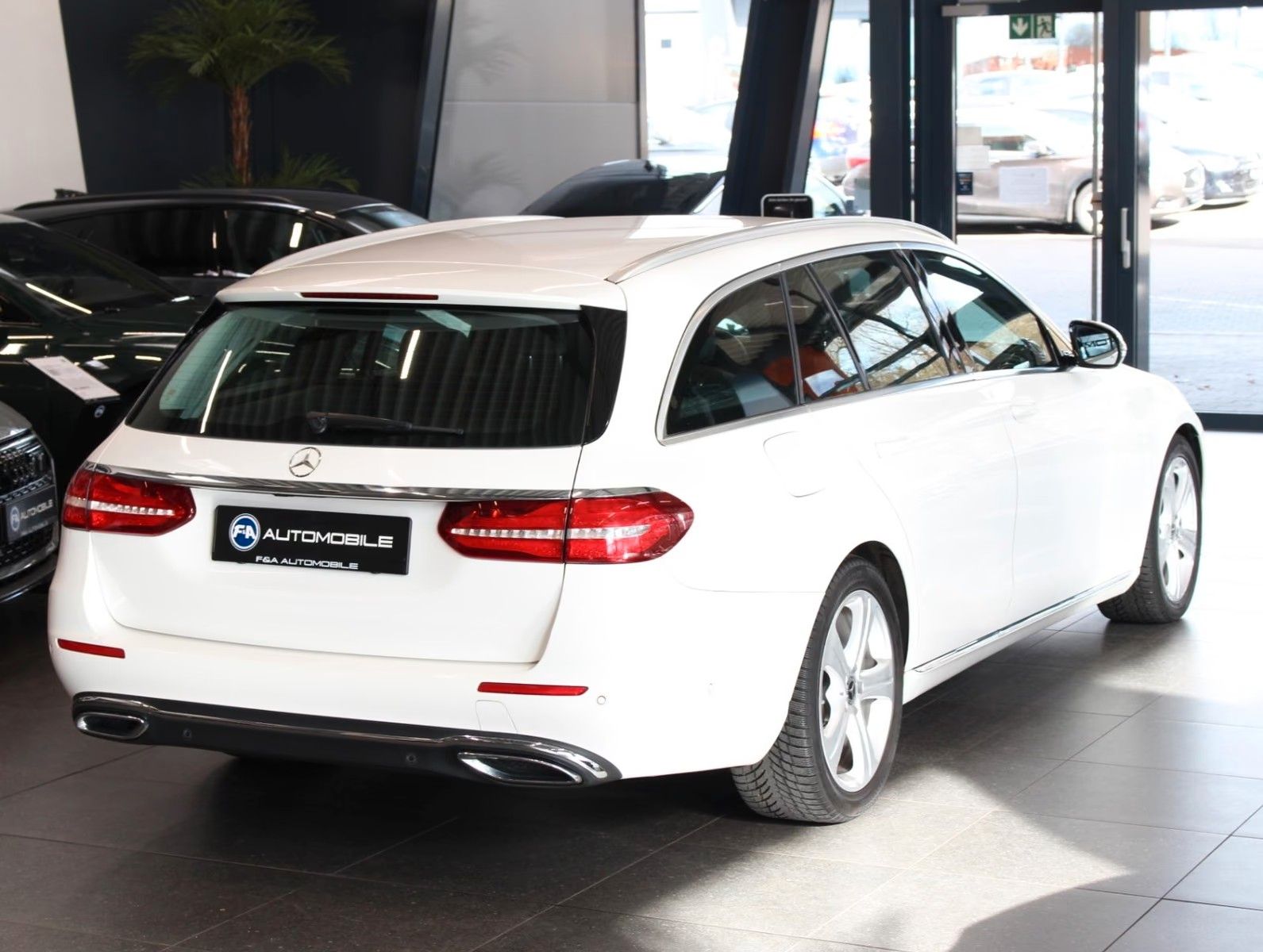 Fahrzeugabbildung Mercedes-Benz E 350 d T Avantgarde 9G 360°+LED+2.Hand