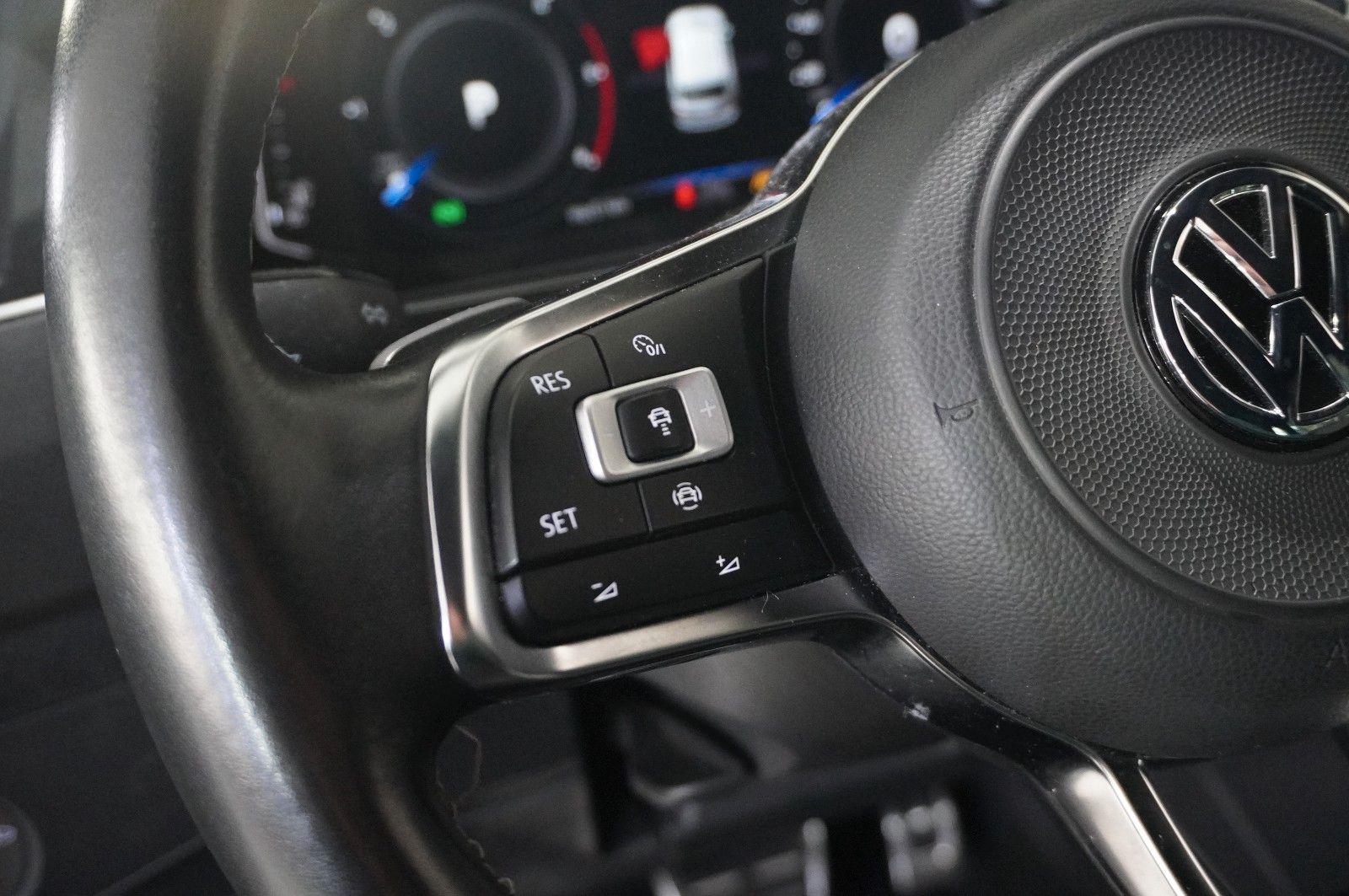 Fahrzeugabbildung Volkswagen Tiguan Allspace 2.0D R-LINE 4M NAVI/SH/SPORT/AHK