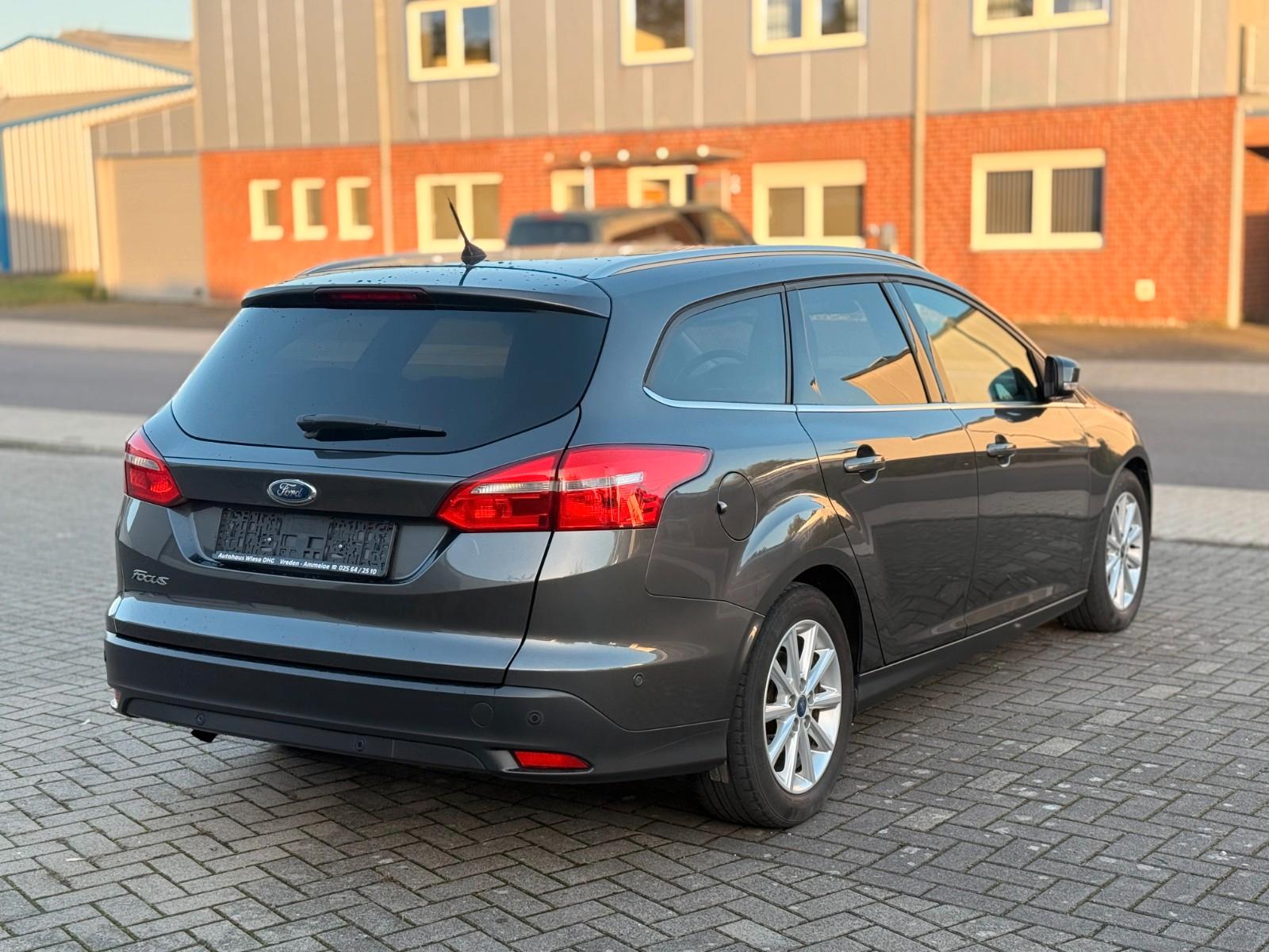 Ford Focus 2015 — interior