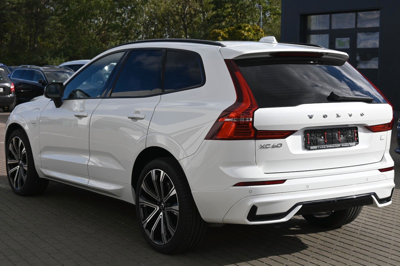 Fahrzeugabbildung Volvo XC60 T8 R Design PHEV MAPS*Luft*B&W*STHZG*HUD*