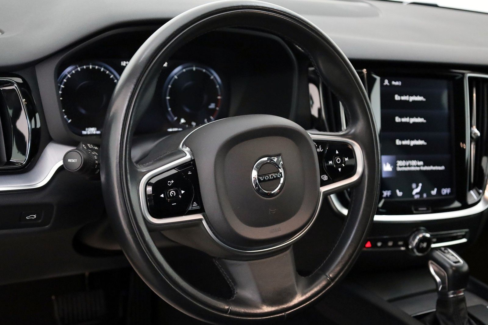 Fahrzeugabbildung Volvo V60 Momentum Leder,Navi,LED,ACC,Kamera,SH,SR+WR