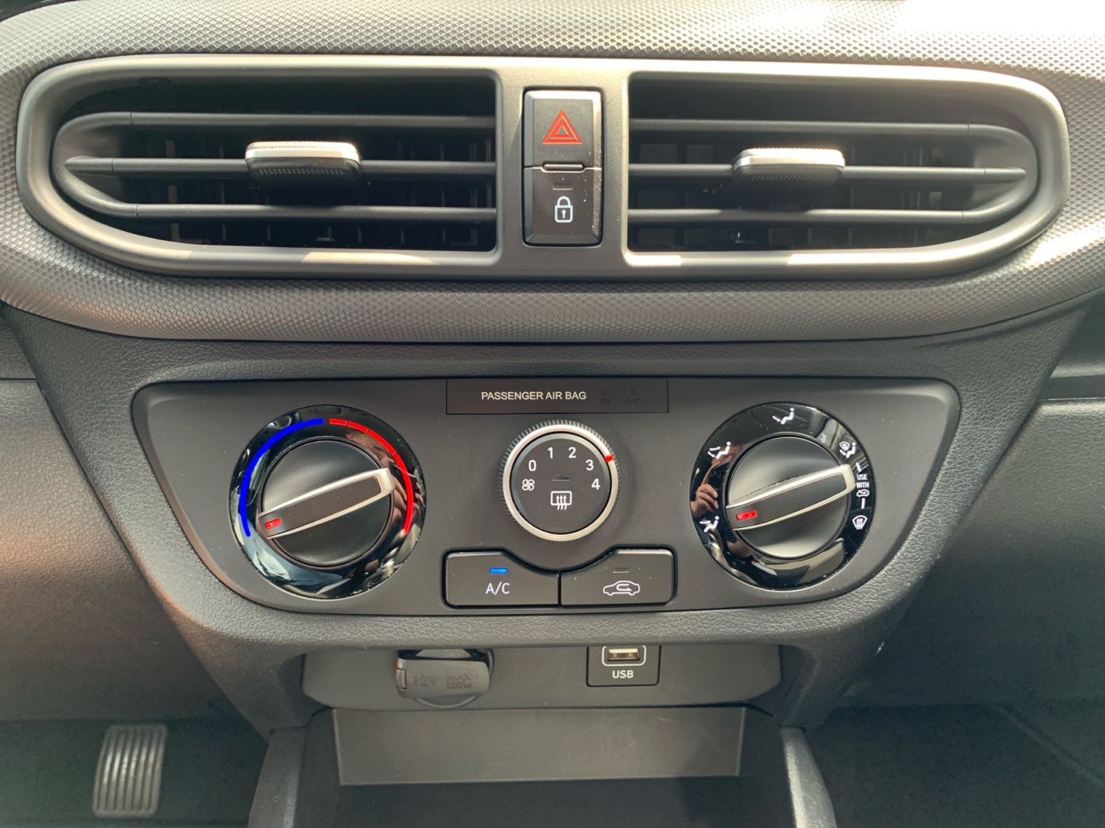Fahrzeugabbildung Hyundai i10 1.0 Edition 30 1 Hand 8xbereift