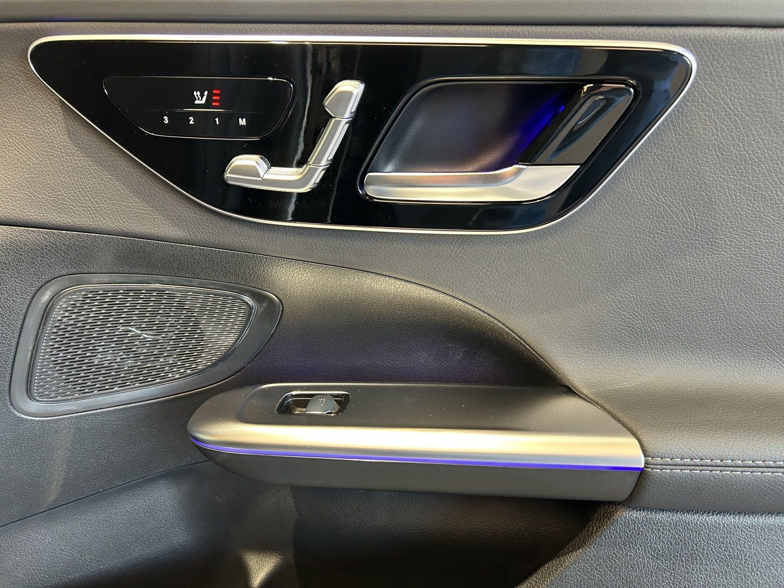 Fahrzeugabbildung Mercedes-Benz C 220 d EDITION AMG Distronic MEMORY 360°-Kamera