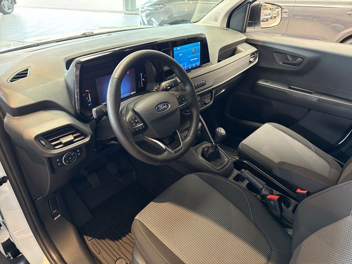 Fahrzeugabbildung Ford Transit Courier Trend Apple CarPlay Android Auto