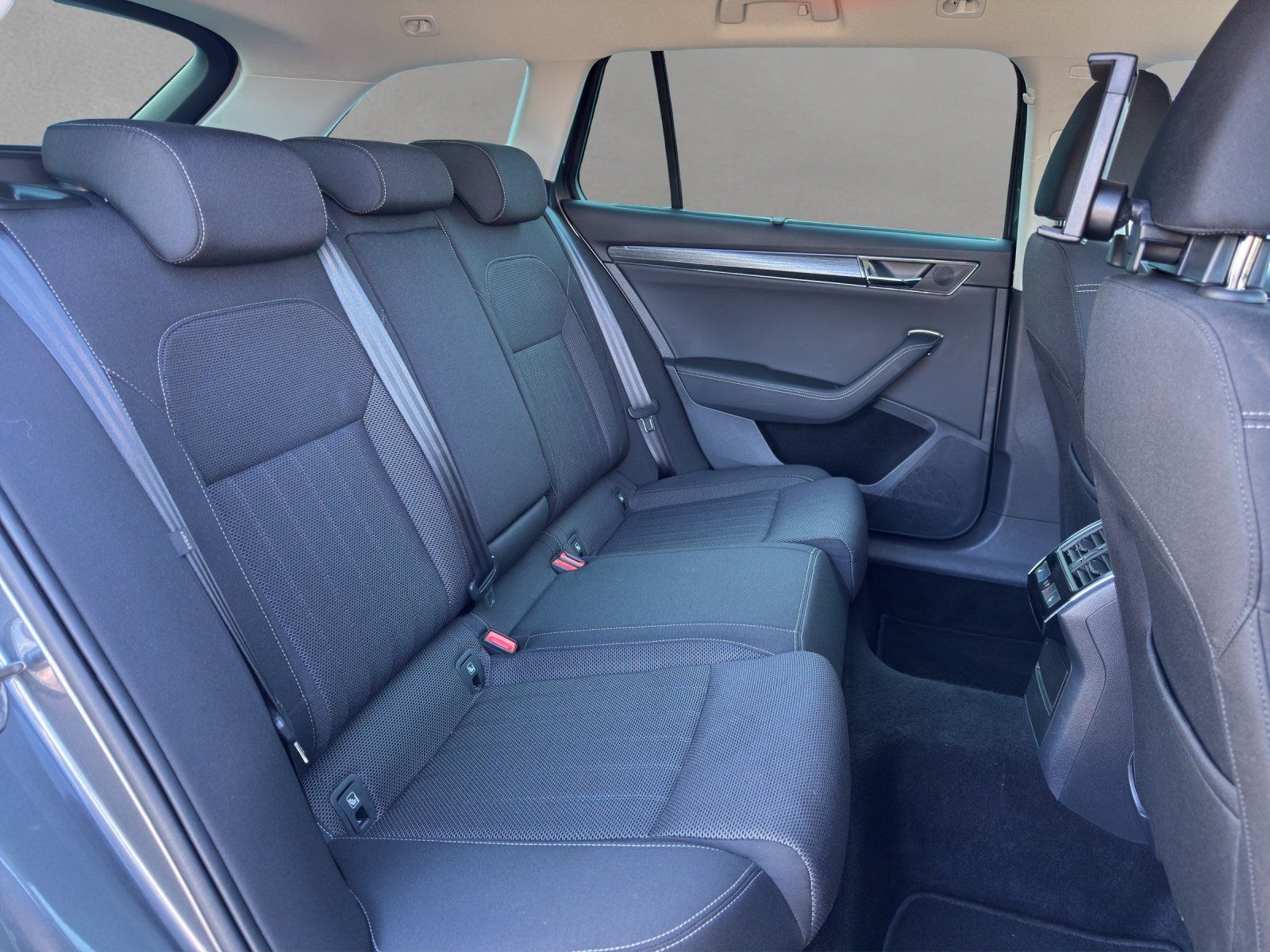 Fahrzeugabbildung SKODA Superb Combi 1.5 TSI DSG Style/AHK/KAMERA/ACC/