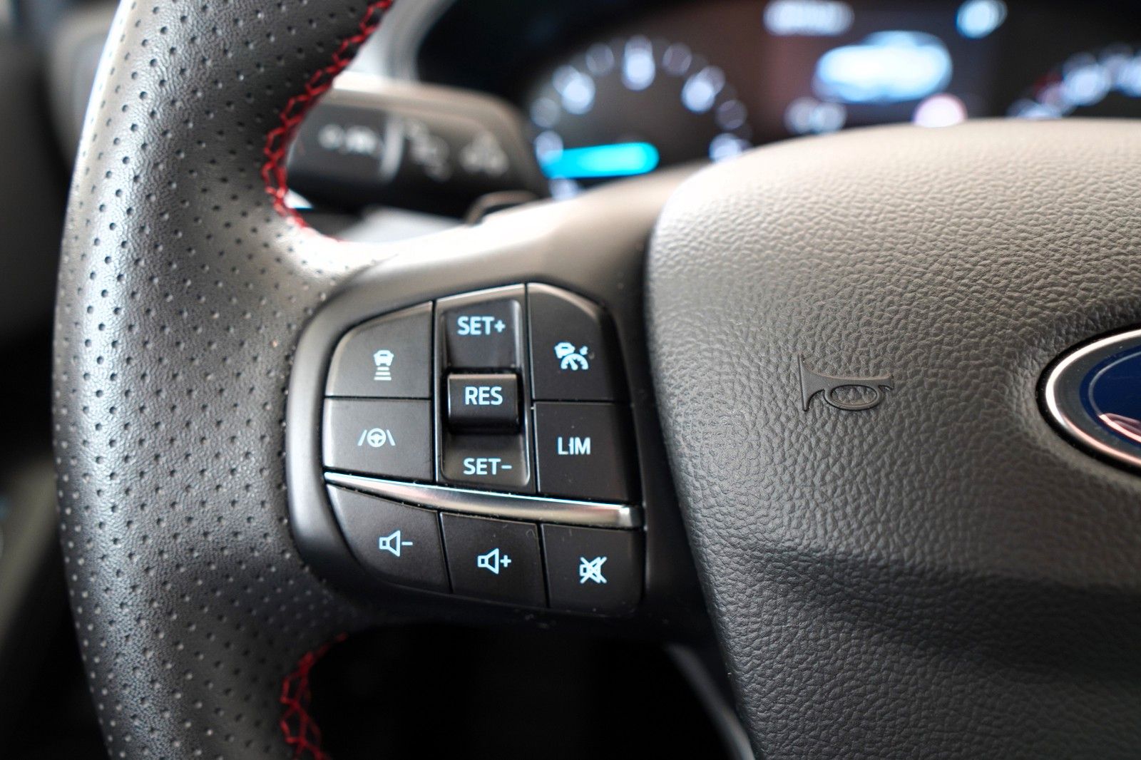 Fahrzeugabbildung Ford Focus Turnier ST-Line *MwSt*1.Hand*Autom.*Navi*