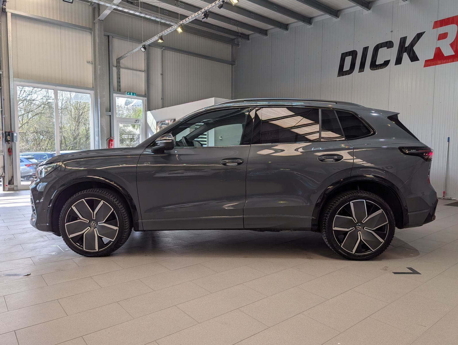 Photo du véhicule Volkswagen Tiguan 2.0TDI R-Line 4M Pano Black AHK Matrix 20