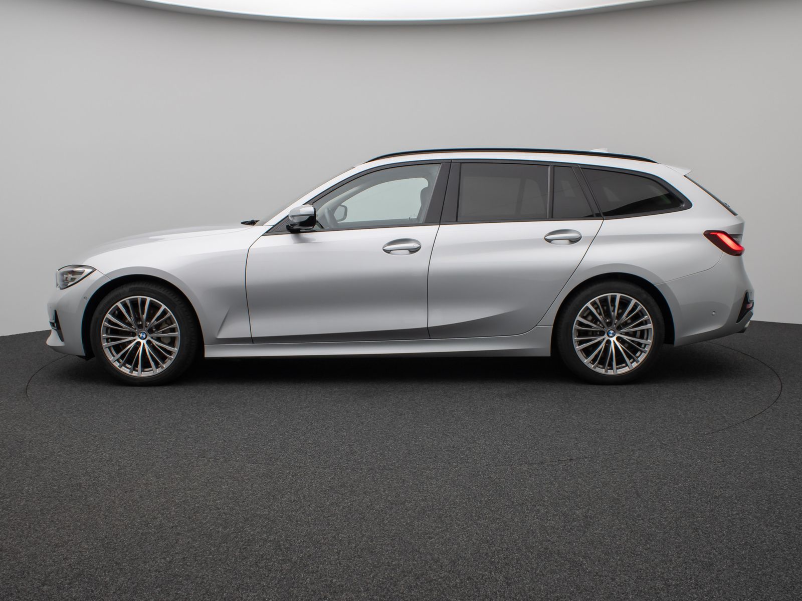 Fahrzeugabbildung BMW 330d xD Sport Line Kamera Panorama HUD DAB H/K