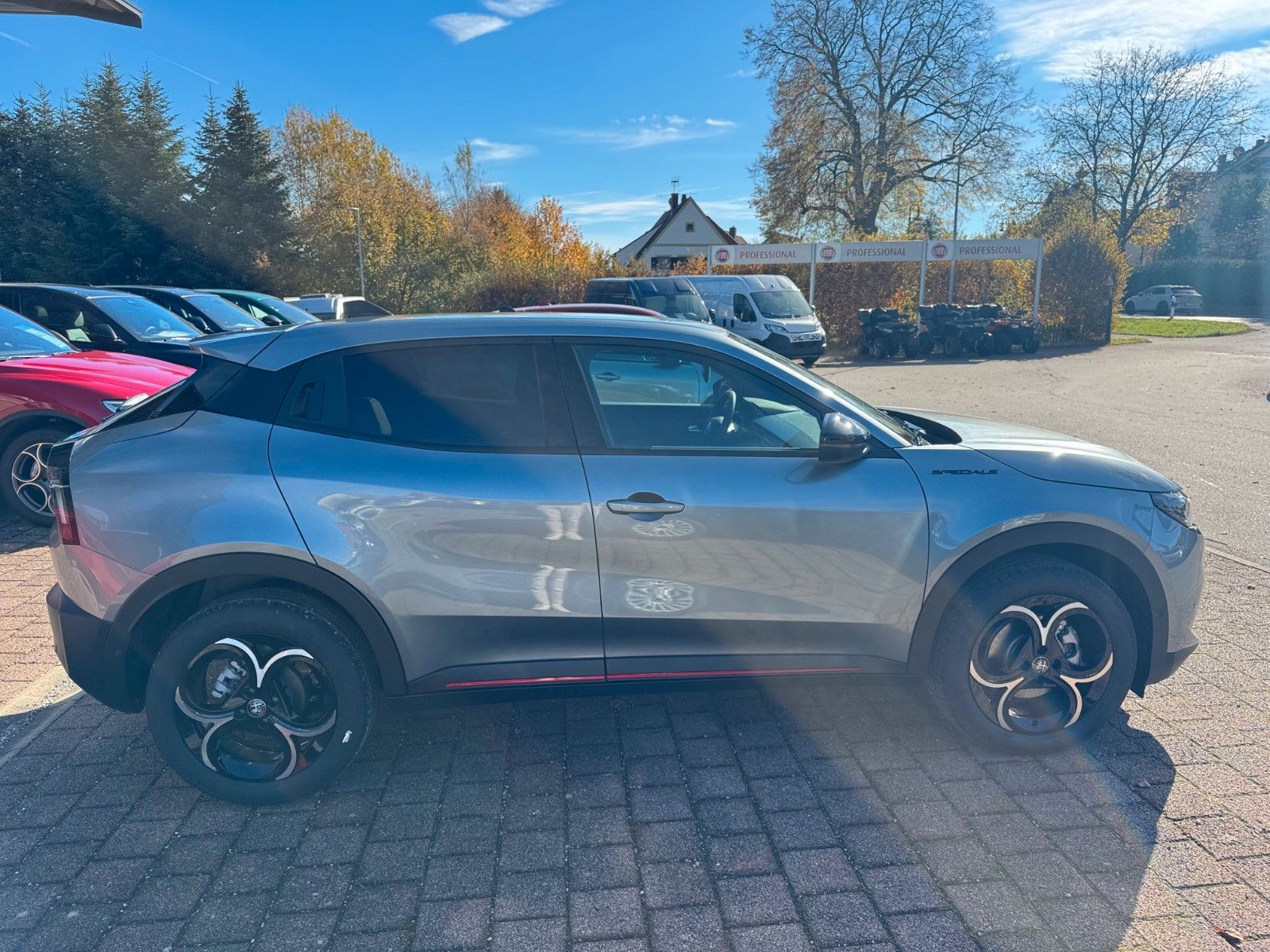 Fahrzeugabbildung Alfa Romeo Junior Ibrida Speciale 145PS Navi Kamera Massage