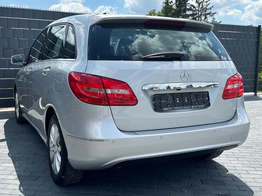 Mercedes-Benz B 180