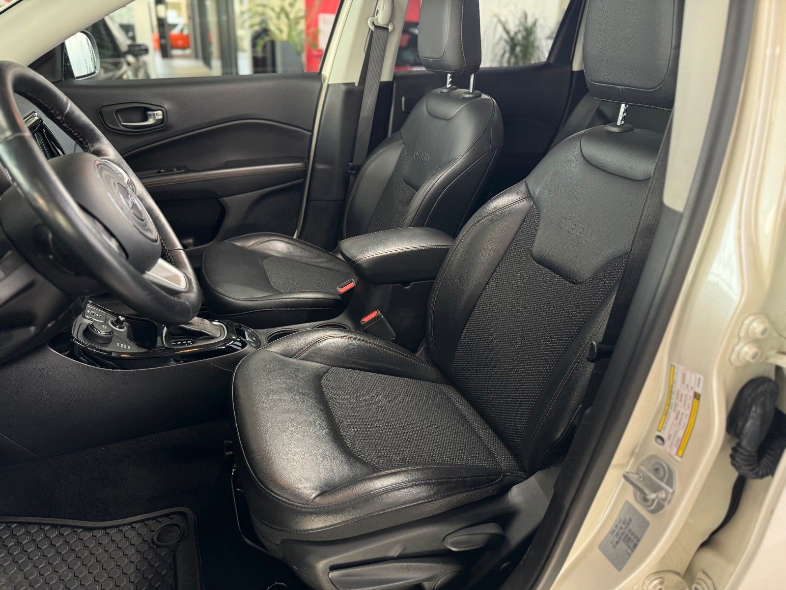 Fahrzeugabbildung Jeep Compass 1.4T Limited 4WD "Pano AHK Winterpaket"