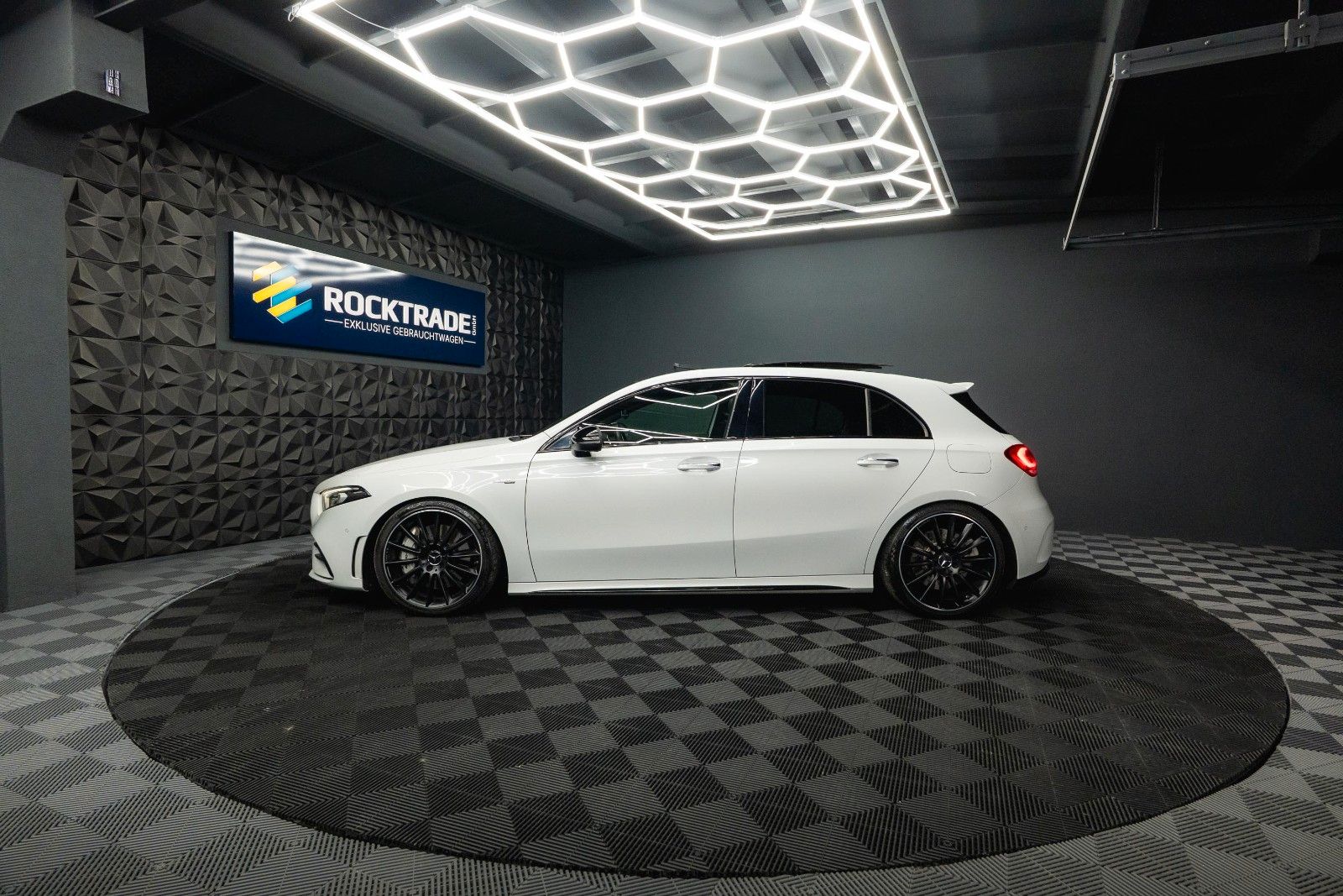 Fahrzeugabbildung Mercedes-Benz A 35 AMG 4Matic Night-Paket *Pano*LED*ACC*DAB*