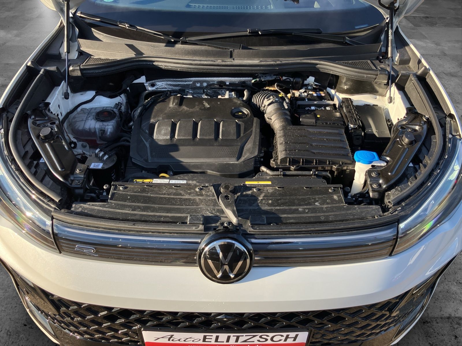 Fahrzeugabbildung Volkswagen Tiguan TDI R-Line 4M DSG MATRIX AHK PANO ACC