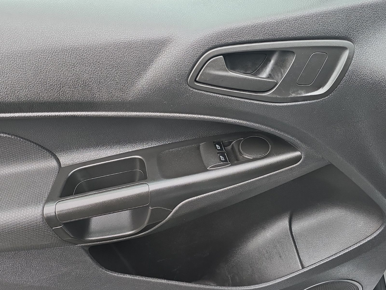 Fahrzeugabbildung Ford Transit Connect Kasten 8 FACH BEREIFT