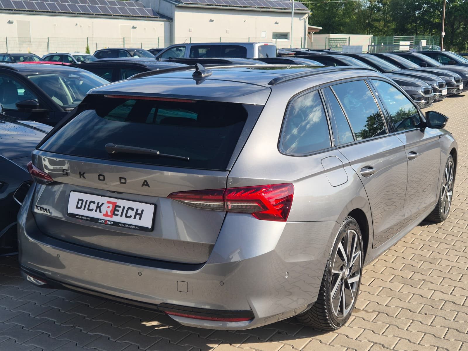 Fahrzeugabbildung SKODA Octavia 1.5 DSG Sportline PANO*MATRIX*AHK*5J.GAR