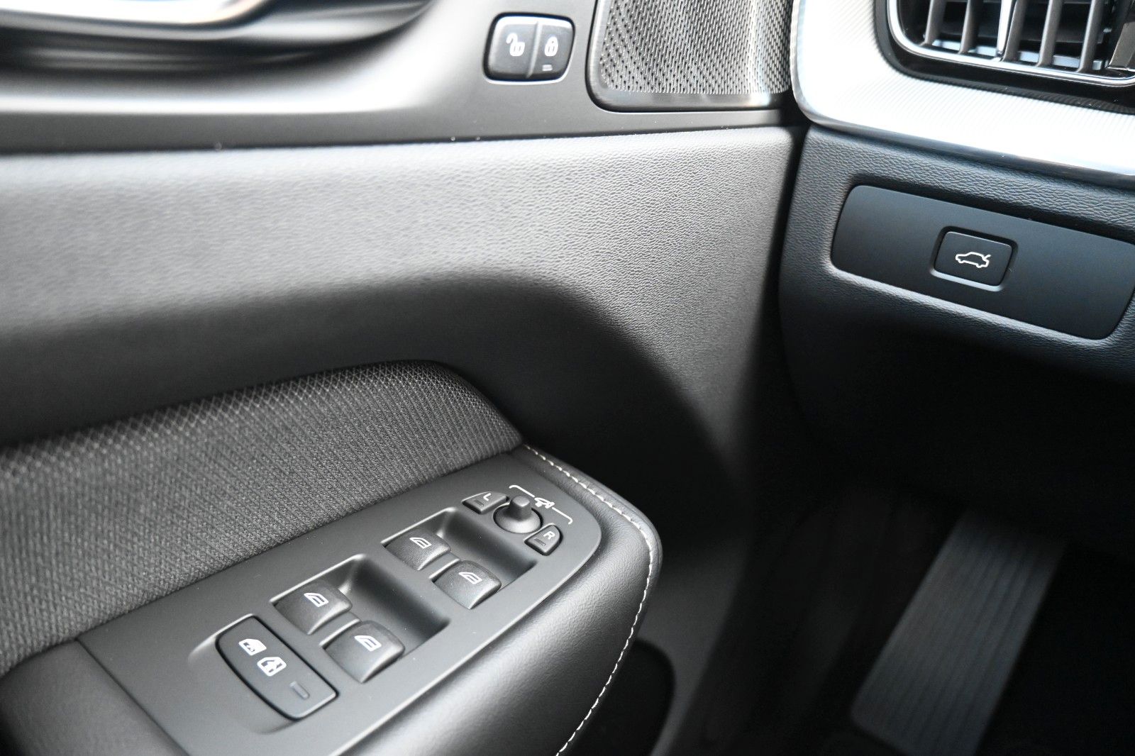 Fahrzeugabbildung Volvo XC60 B5 AWD Plus Black Edition*H&K*360°*ACC