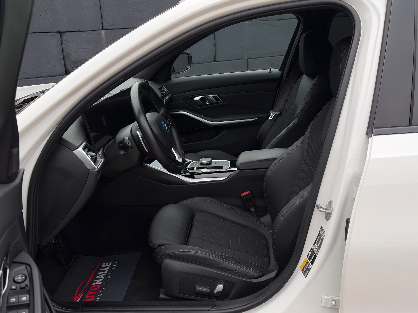 Fahrzeugabbildung BMW 330e Touring Advantage Akustik LcPlus HIFI CAM