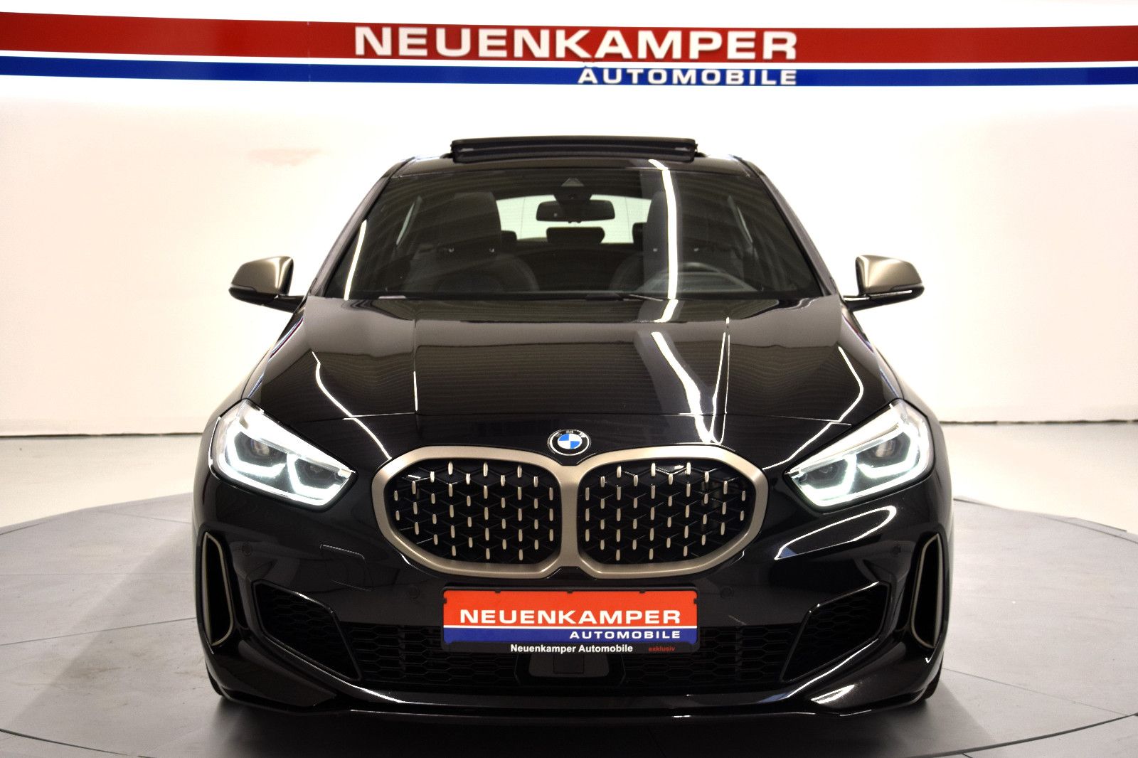 Fahrzeugabbildung BMW M135i xDrive Pano ACC HuD harman/karo NP 64.000€