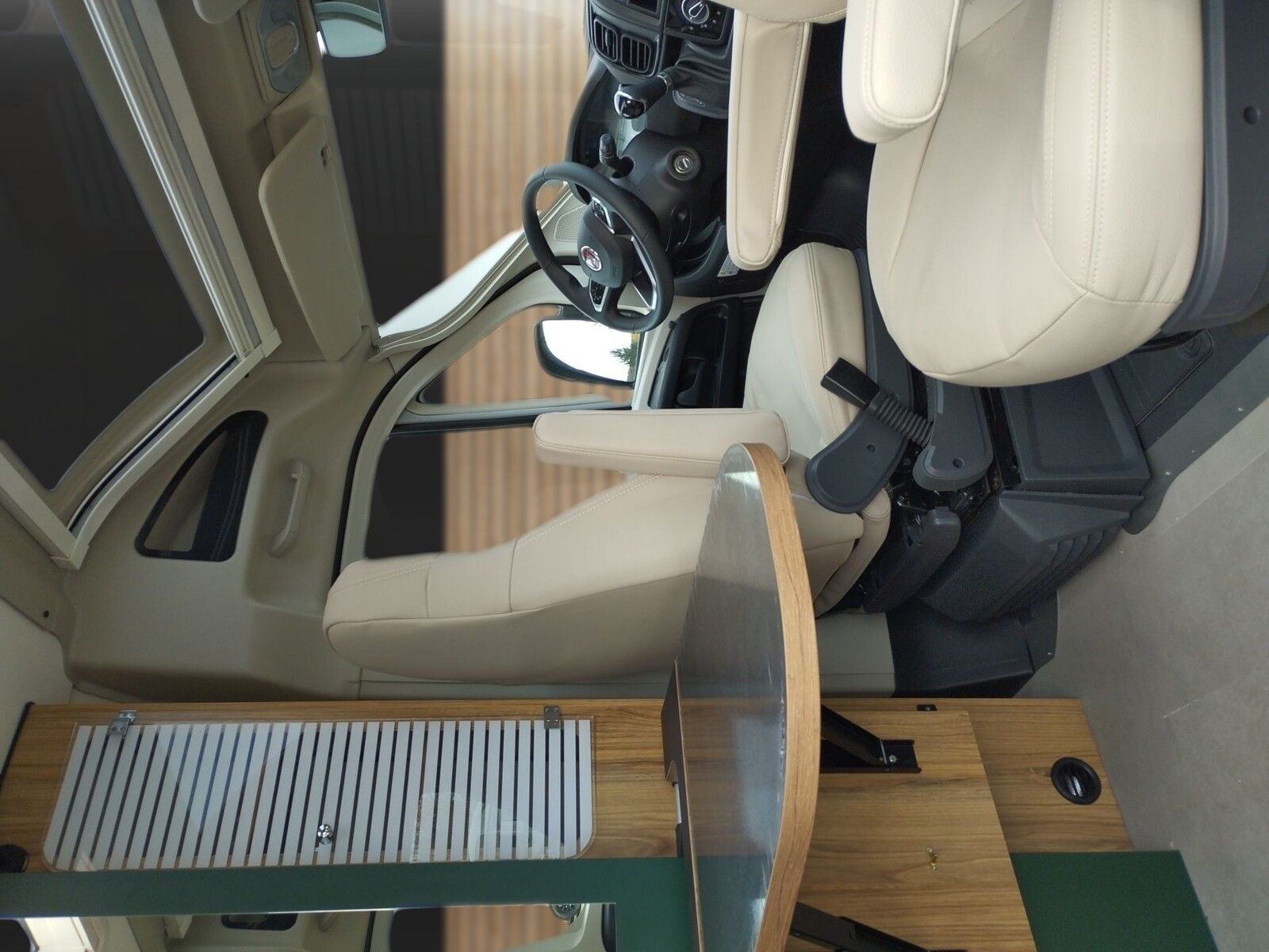 Fahrzeugabbildung Karmann Dexter DE 600 Captain-Chair-Sitze, Automatik
