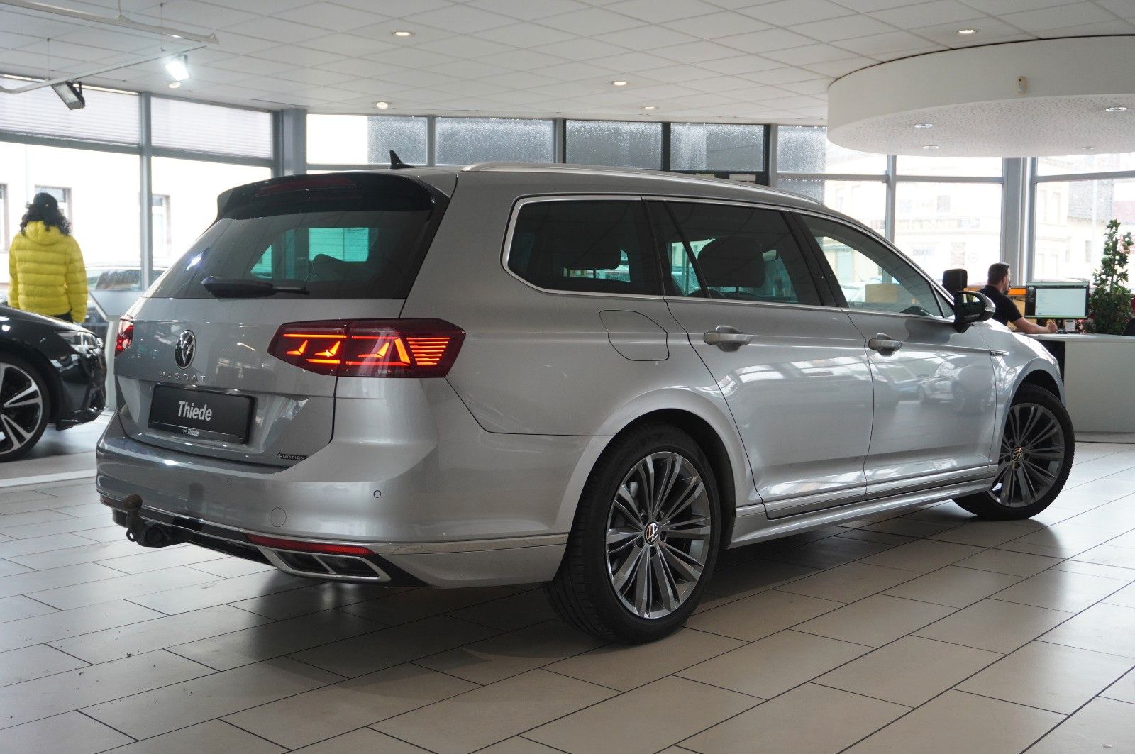 Fahrzeugabbildung Volkswagen Passat VARI. 2.0D R-LINE 4M NAVI/LED/KAMERA/AHK