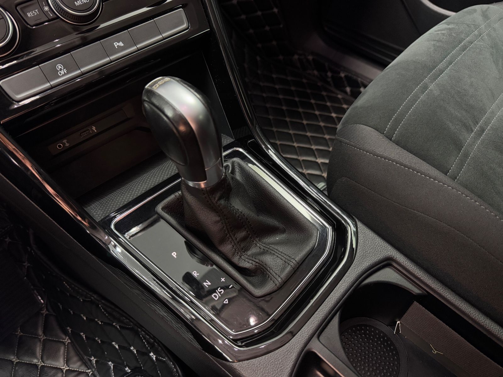 Fahrzeugabbildung Volkswagen Touran Highline|DSG|NAVI|7-SITZER|R-LINE|