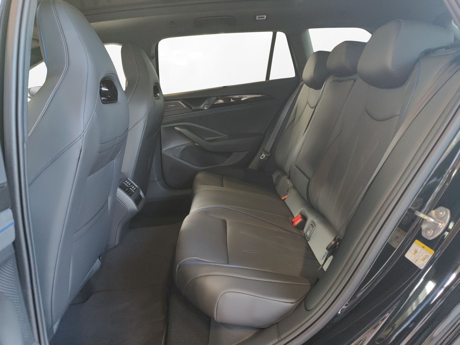 Volkswagen Passat R-Line 2,0 l TDI 4MOTION Pano,DCC,Navi imagem 3