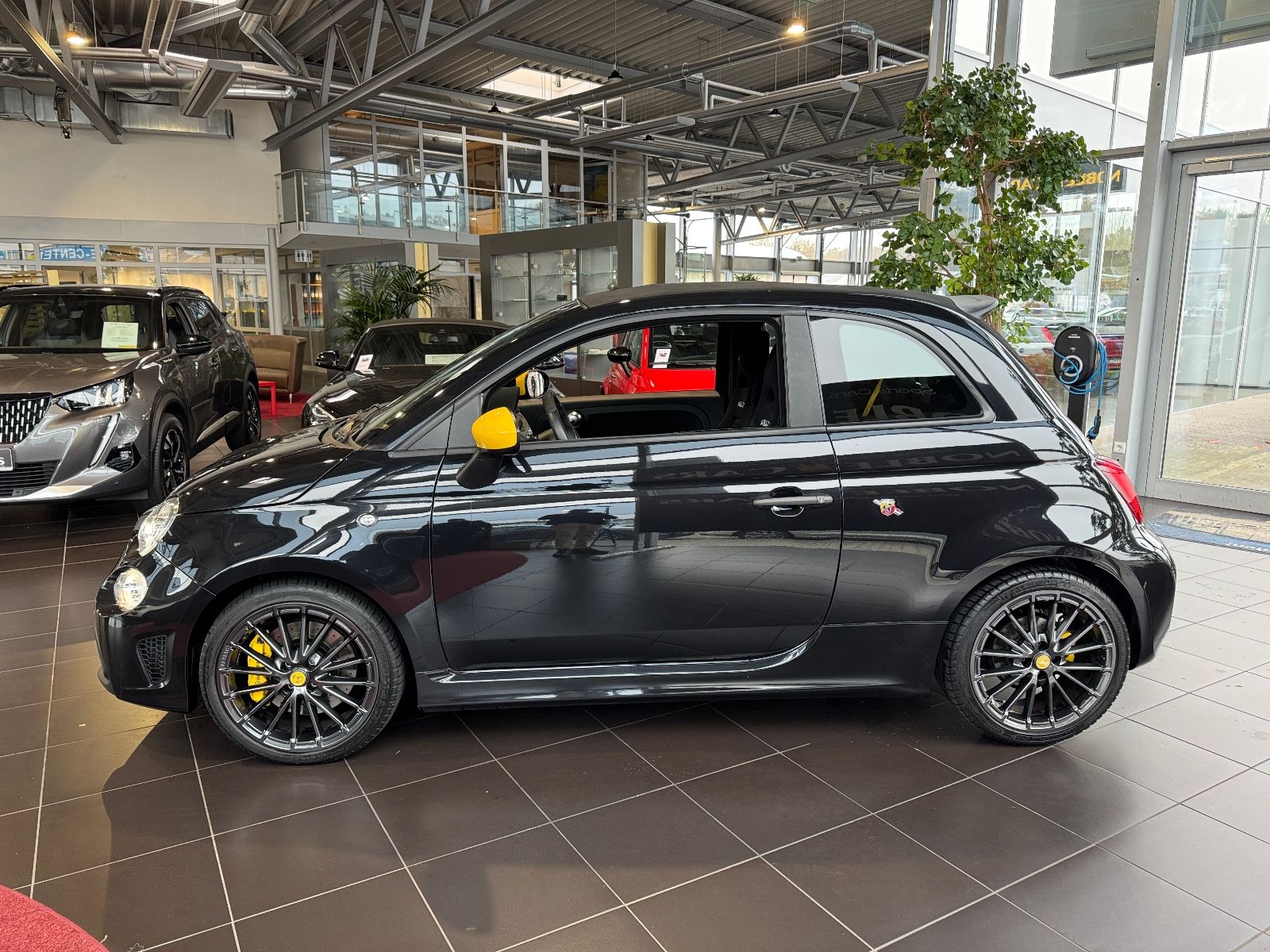 Fahrzeugabbildung Abarth 695C BEATS NAV DAB PDC ALU