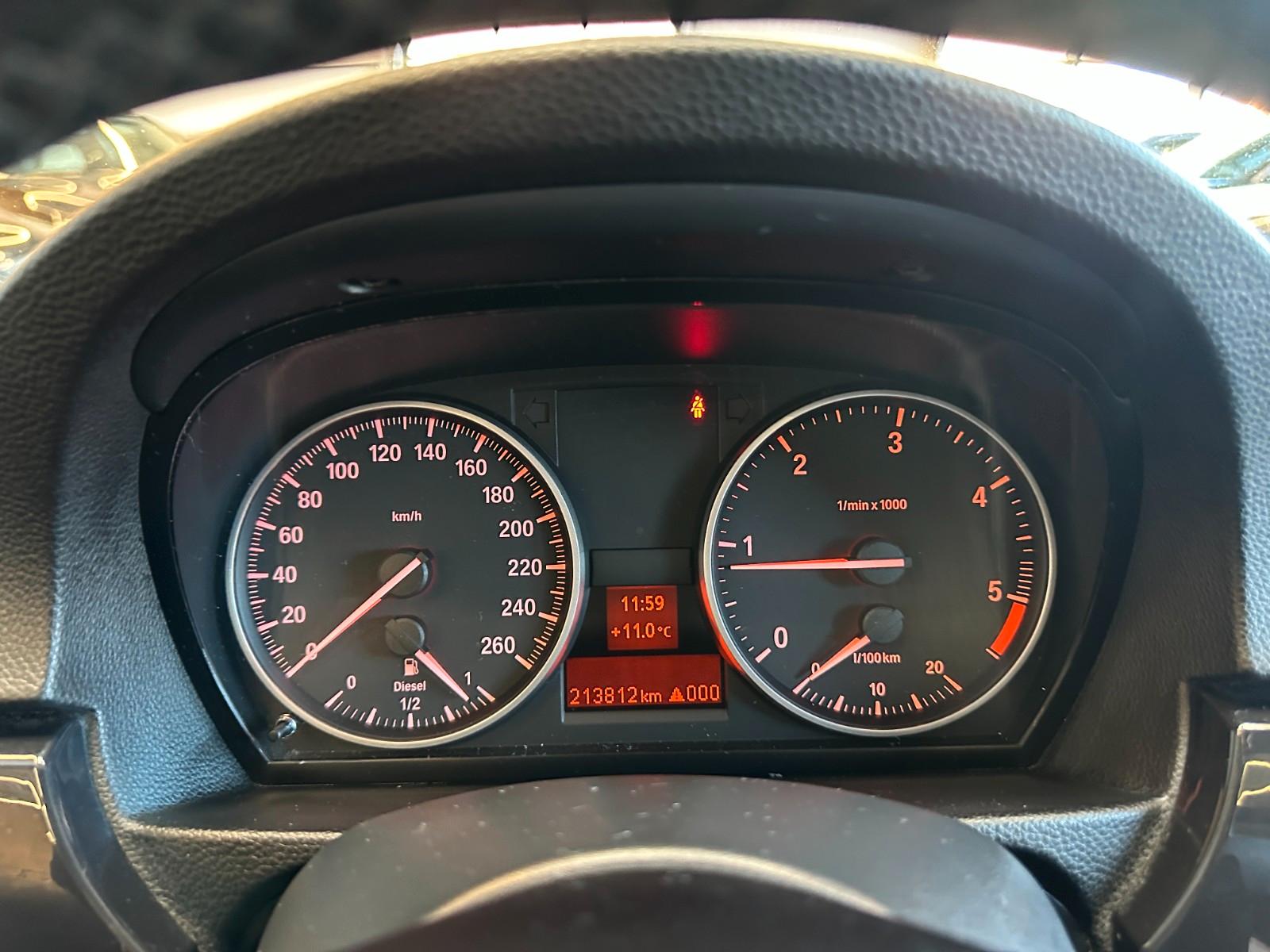 BMW 320 2011 — photo 13