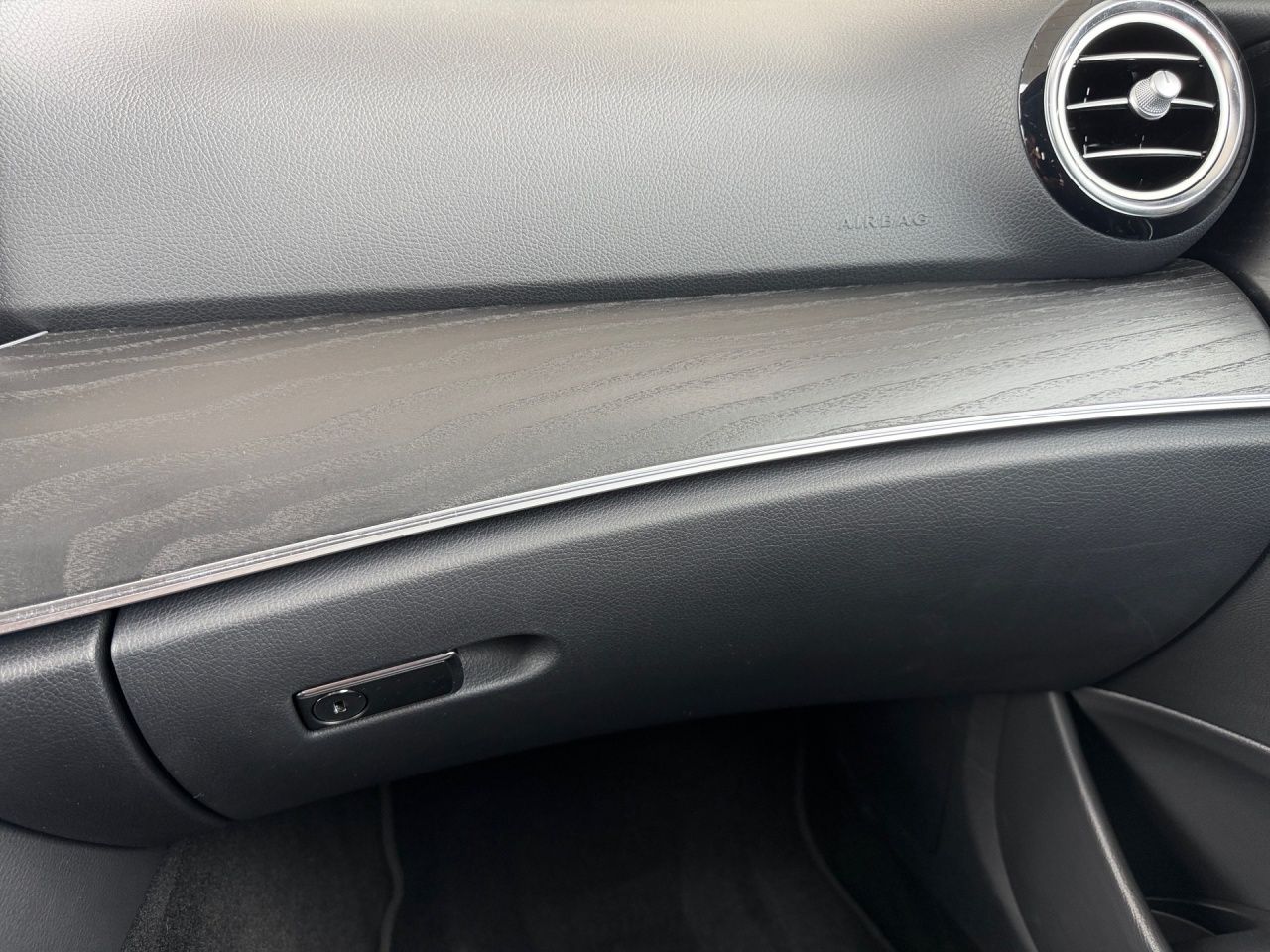 Fahrzeugabbildung Mercedes-Benz E 220 d T AVANTGARDE+AHK+EASYPACK+AMBIENT+MEMORY