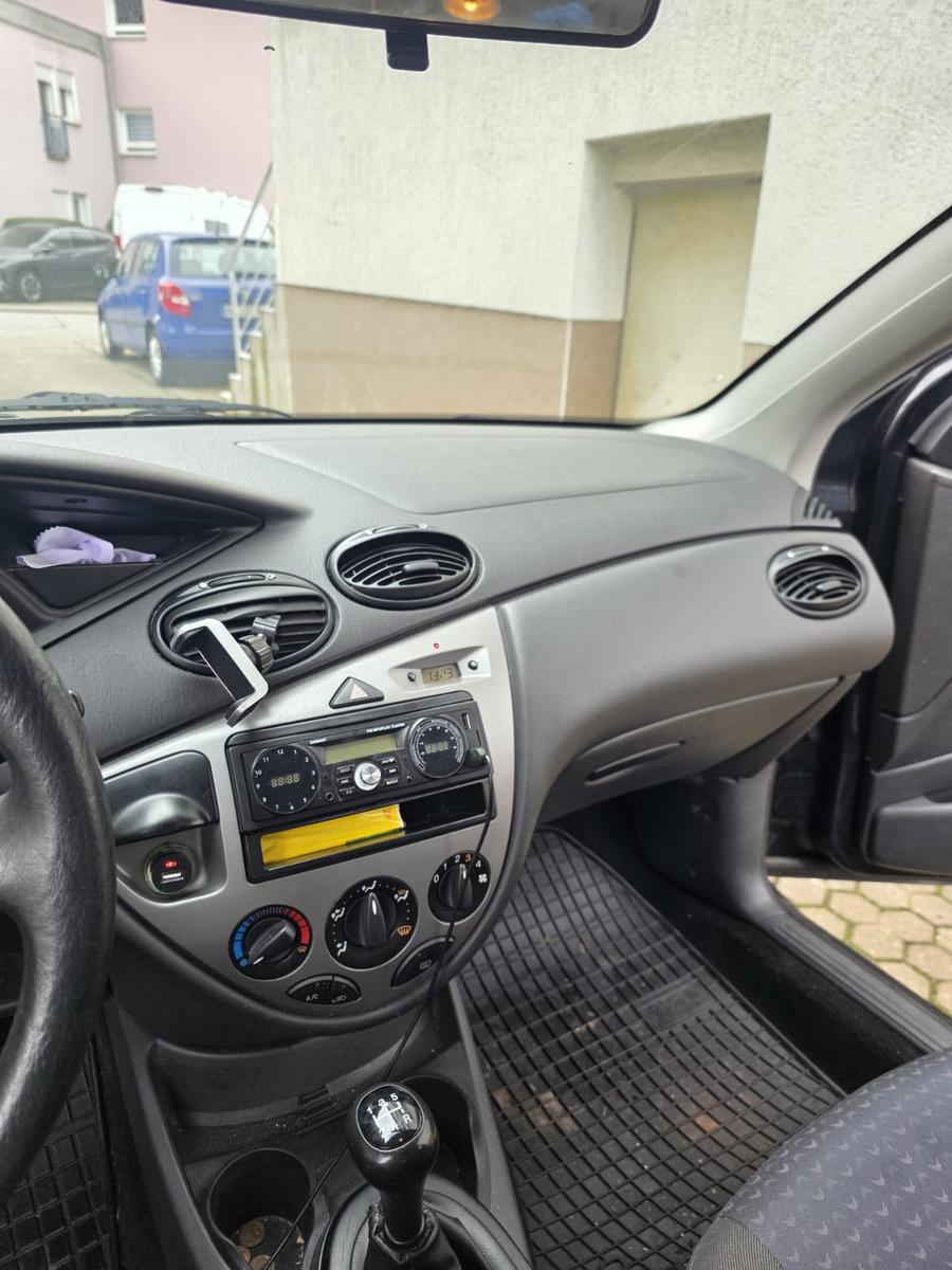 Ford Focus 2004 — photo 8