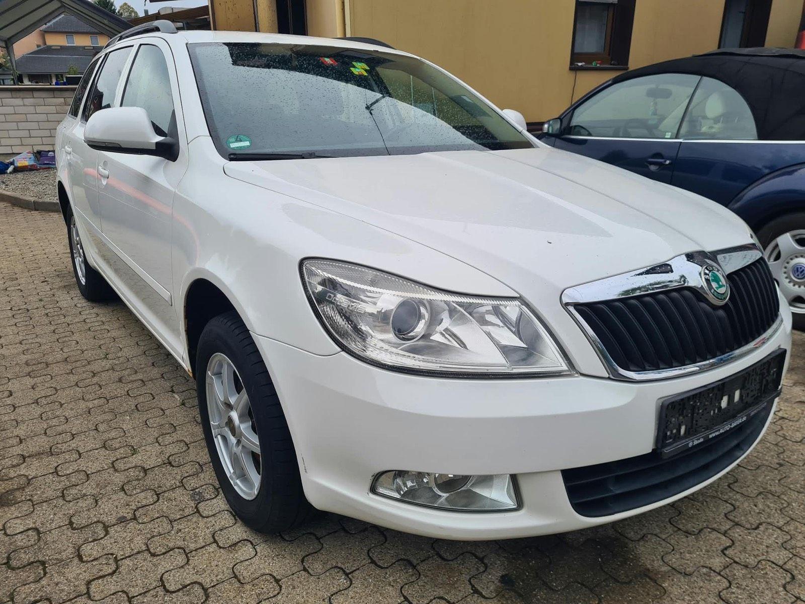 Skoda Octavia 2011 — rear view