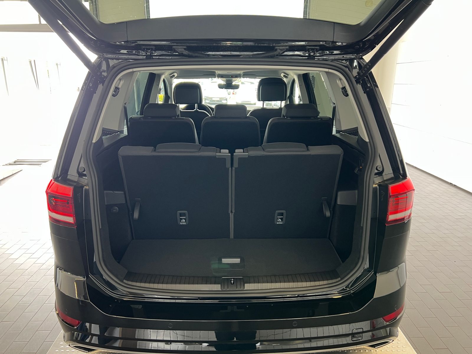 Fahrzeugabbildung Volkswagen Touran Comfortline 1.5 TSI DSG *LED, AHK, 7-Sitz