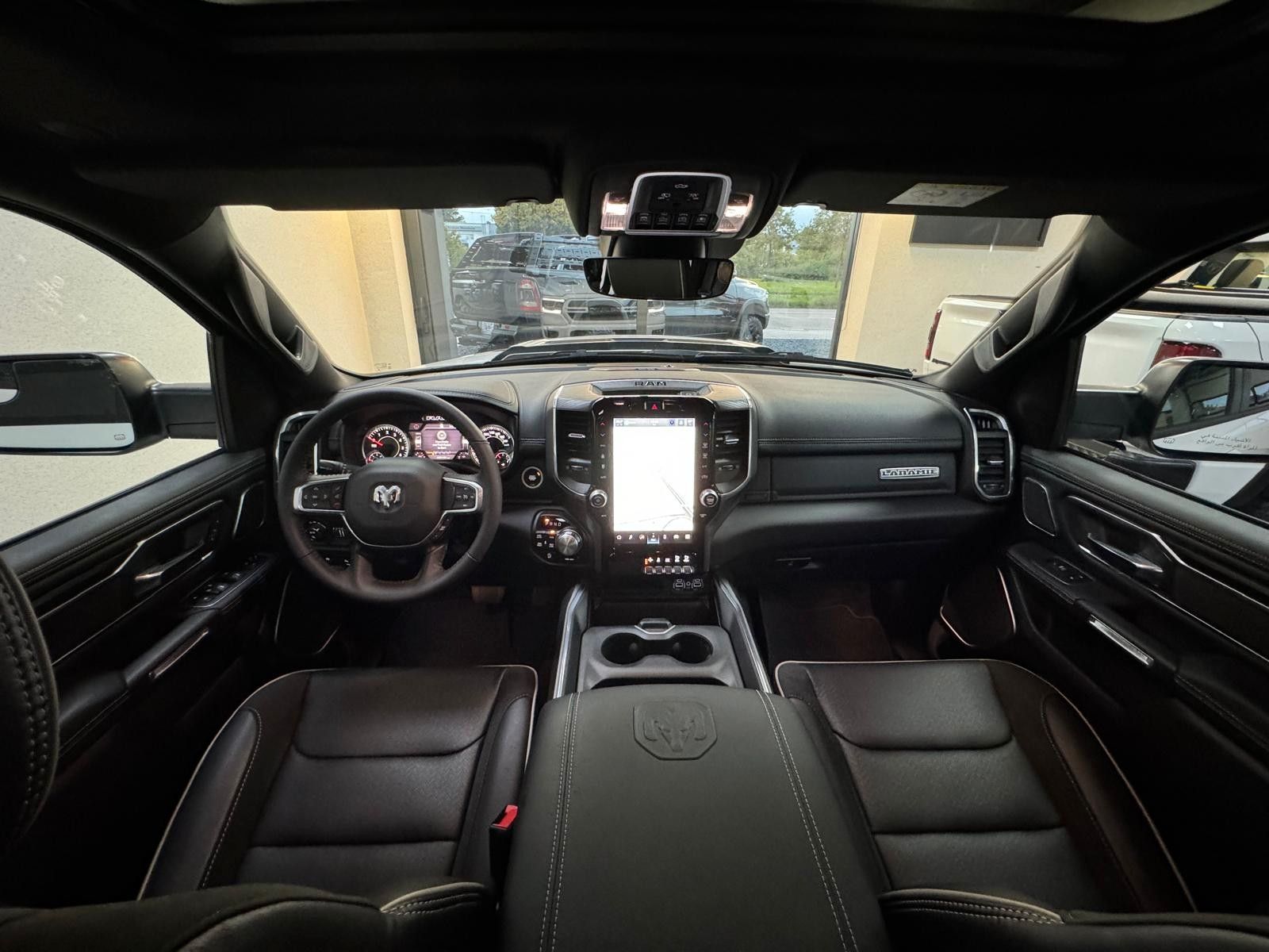 Fahrzeugabbildung Dodge LARAMIE CREW CAB SPORT  12" LUFTFEDER  HEMI 4x4