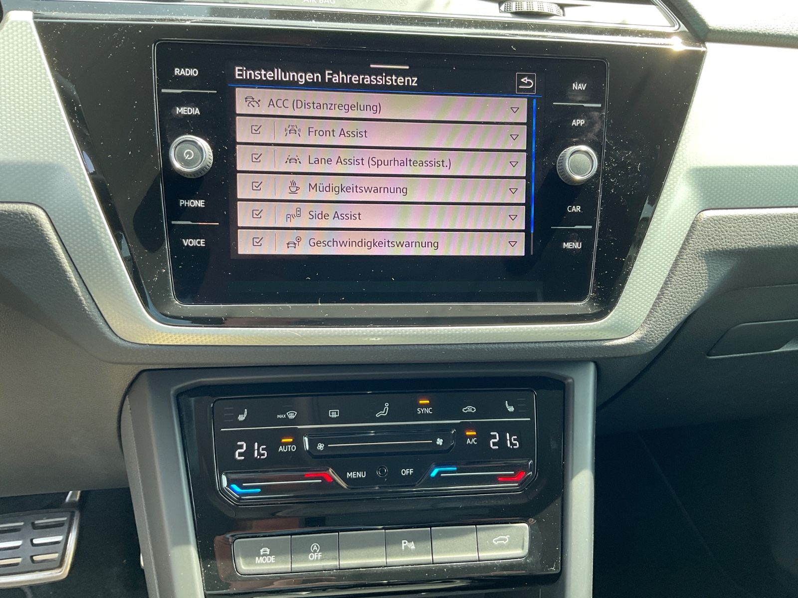 Fahrzeugabbildung Volkswagen Touran 2.0 TDI DSG MOVE,7 Sitze,LED,Kamera,AHK