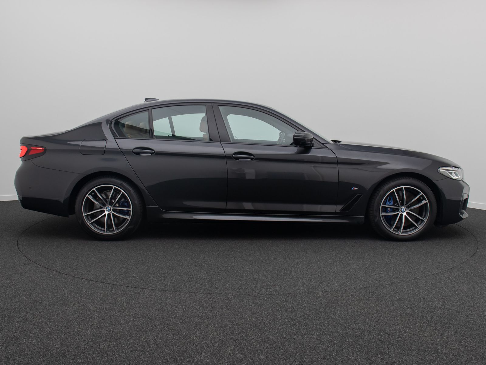 Fahrzeugabbildung BMW 545e xD M Sport 360° HUD H/K DAB AHK Komfort