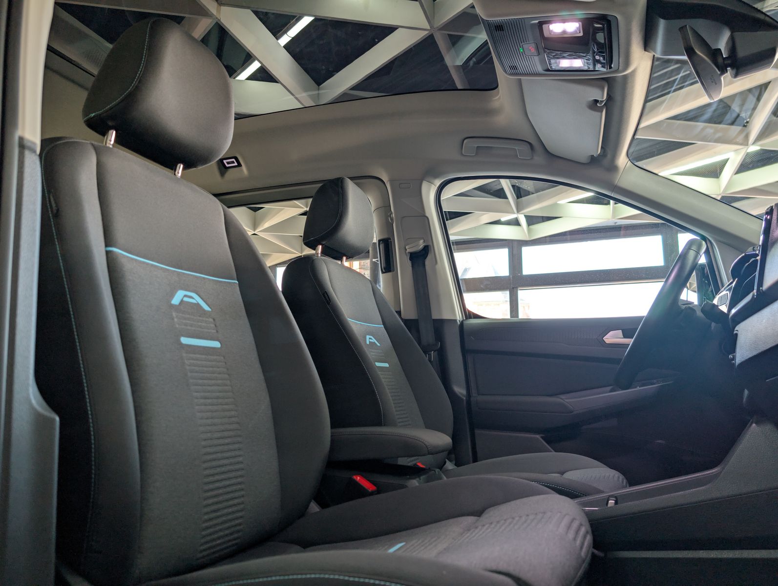 Fahrzeugabbildung Ford Tourneo Connect L2 Active 7-SI Bi-LED PANO AHK K